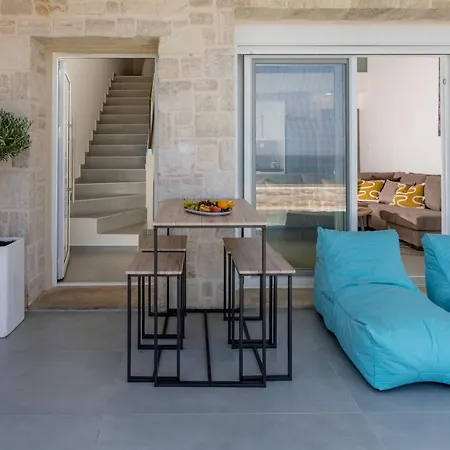 Nyaraló Philip Seafront Suite! *